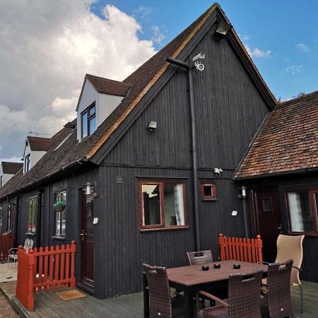 Chalet Cottages Streatley  Экстерьер фото