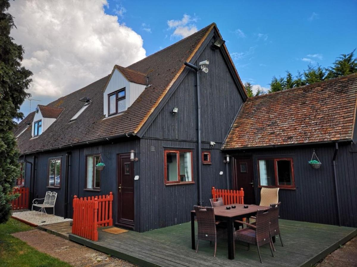 Chalet Cottages Streatley  Экстерьер фото